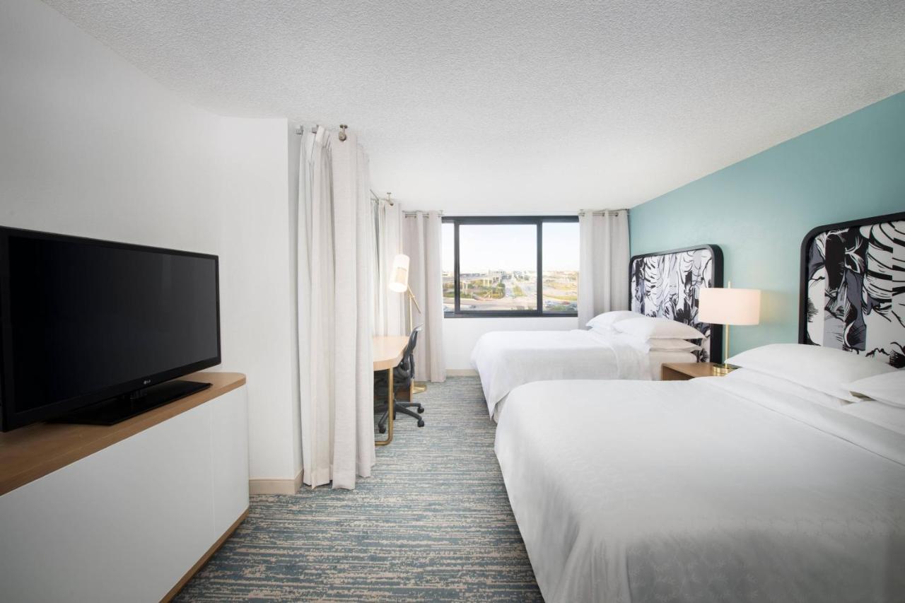 Traditional Guest room 2 Queen City view
