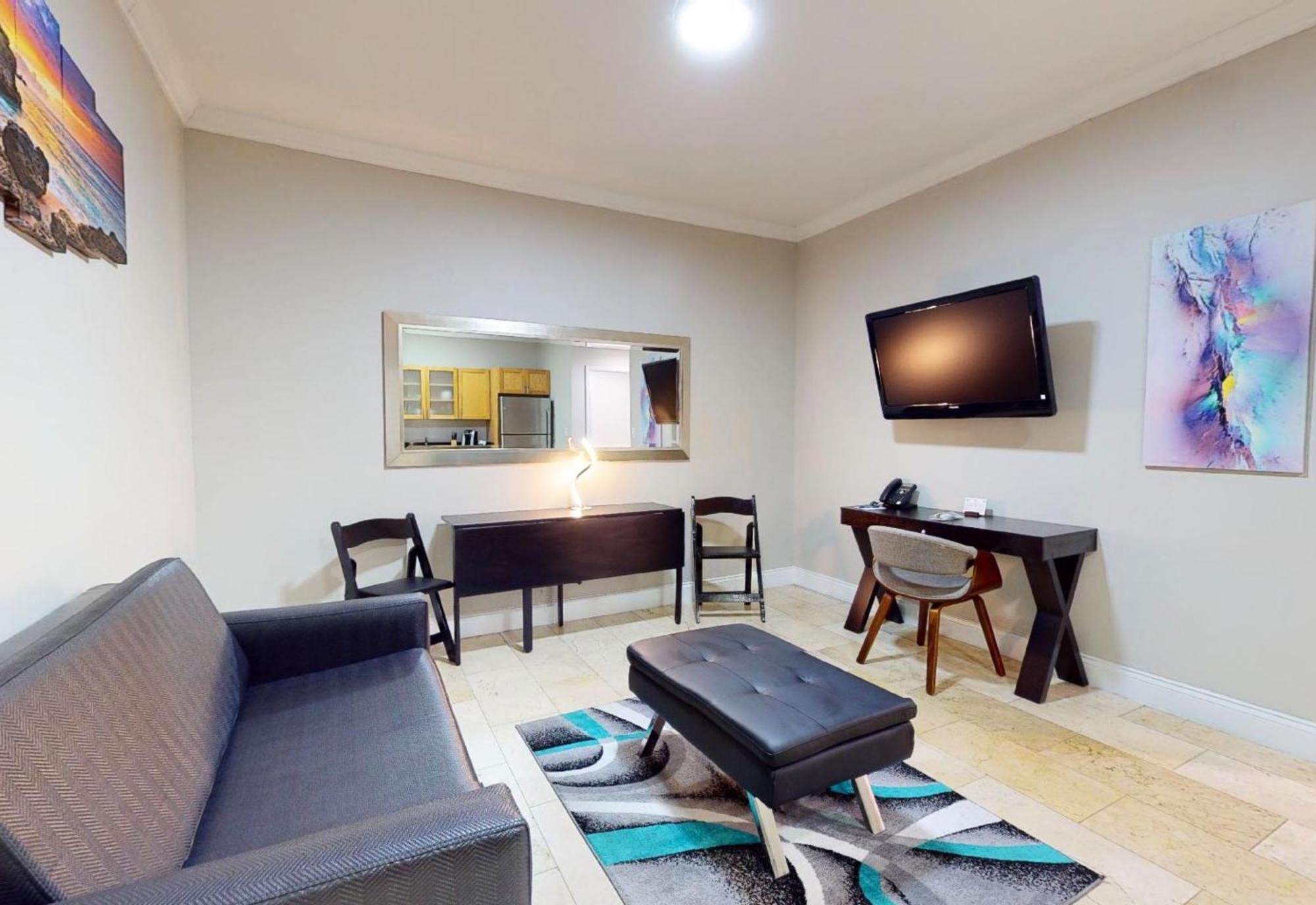 Deluxe King Suite,1548909790:JPEG