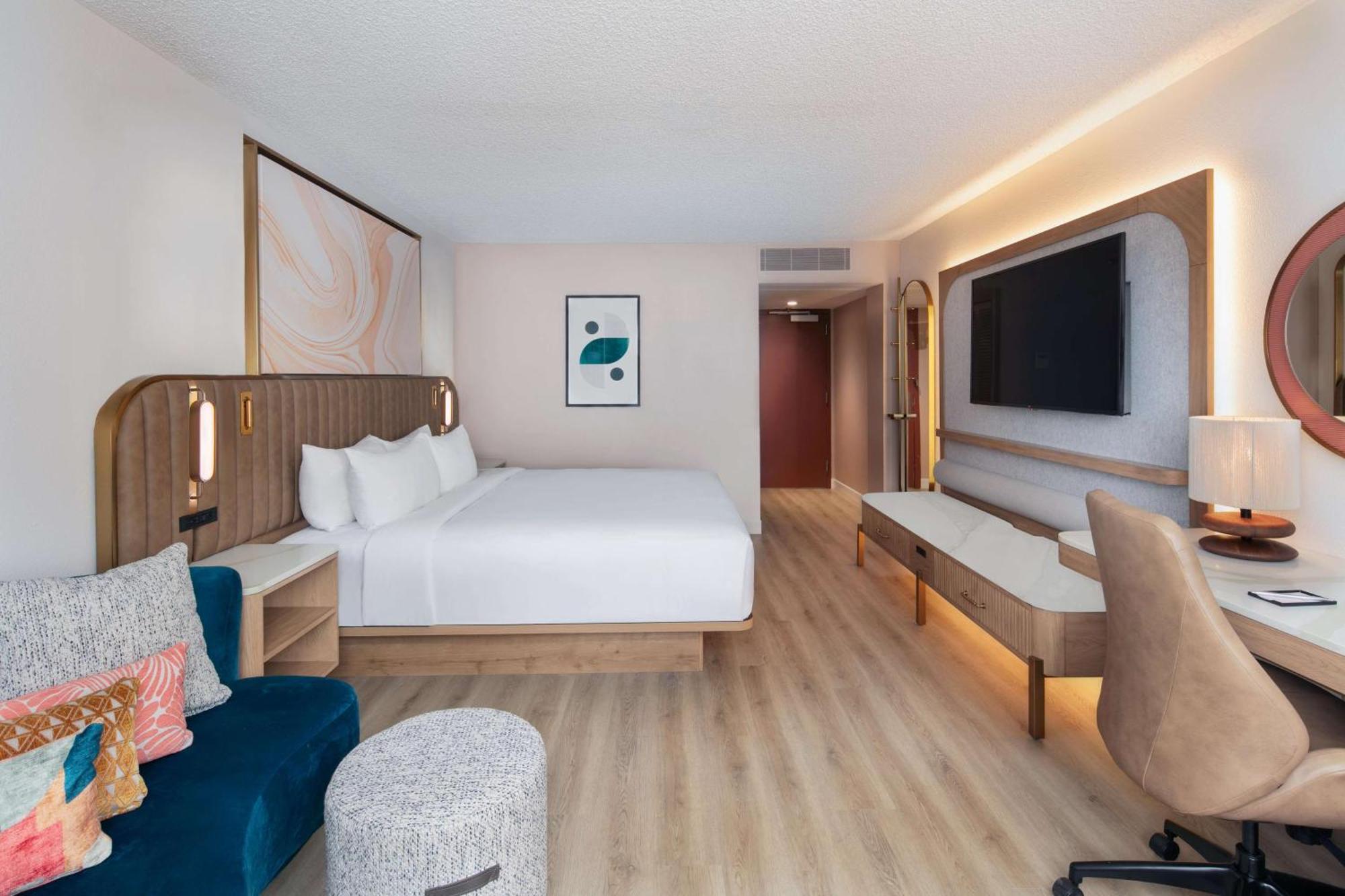 Deluxe King Room with Roll-In Shower - Mobility Accessible,1615653025:JPEG