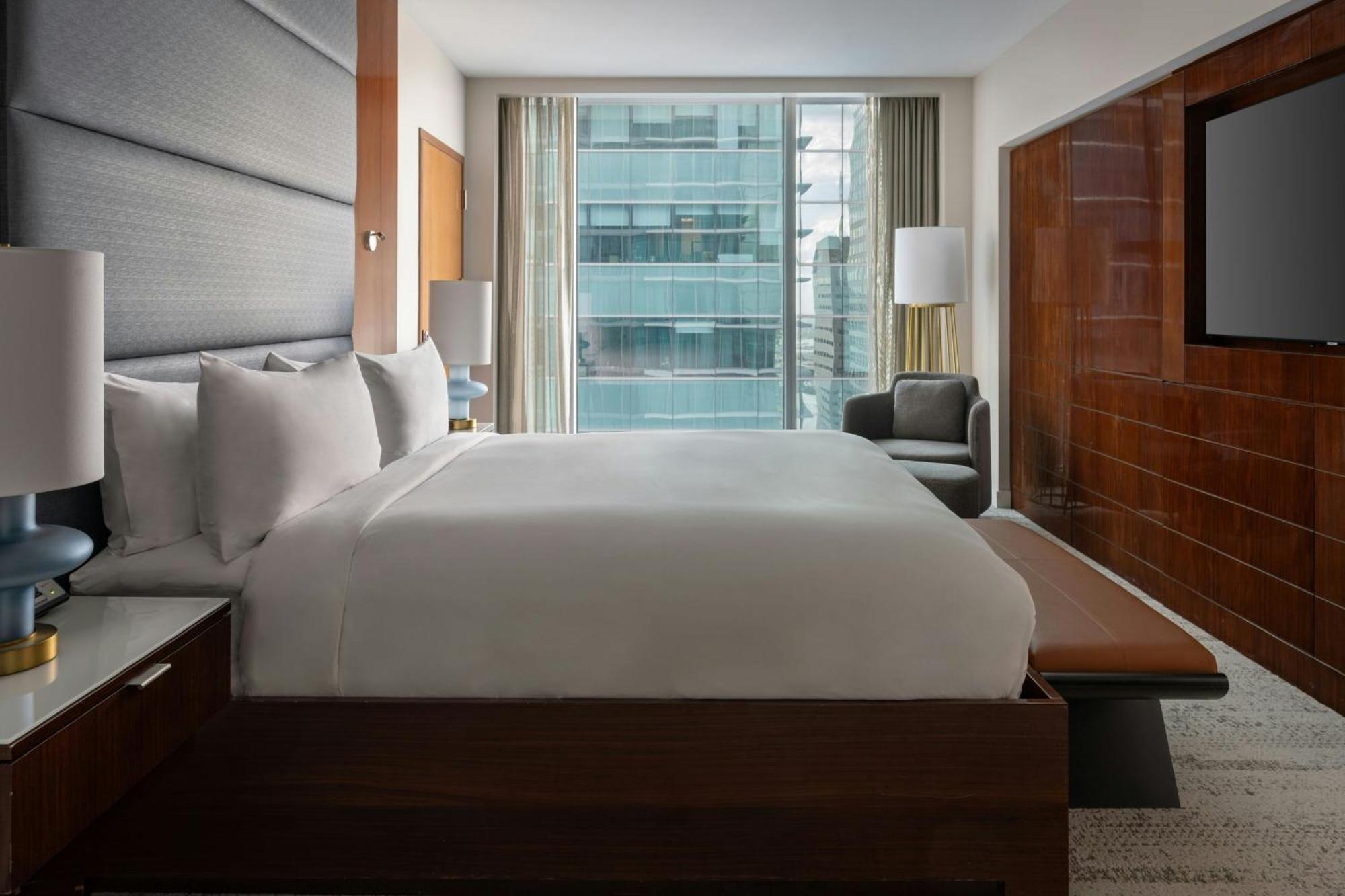 1 Bedroom Junior Suite 1 King City view
