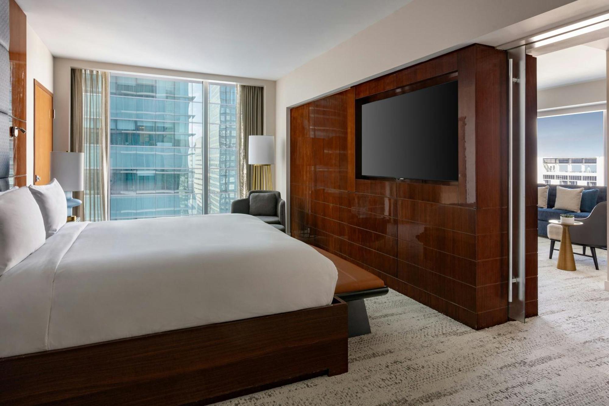 1 Bedroom Junior Suite 1 King City view