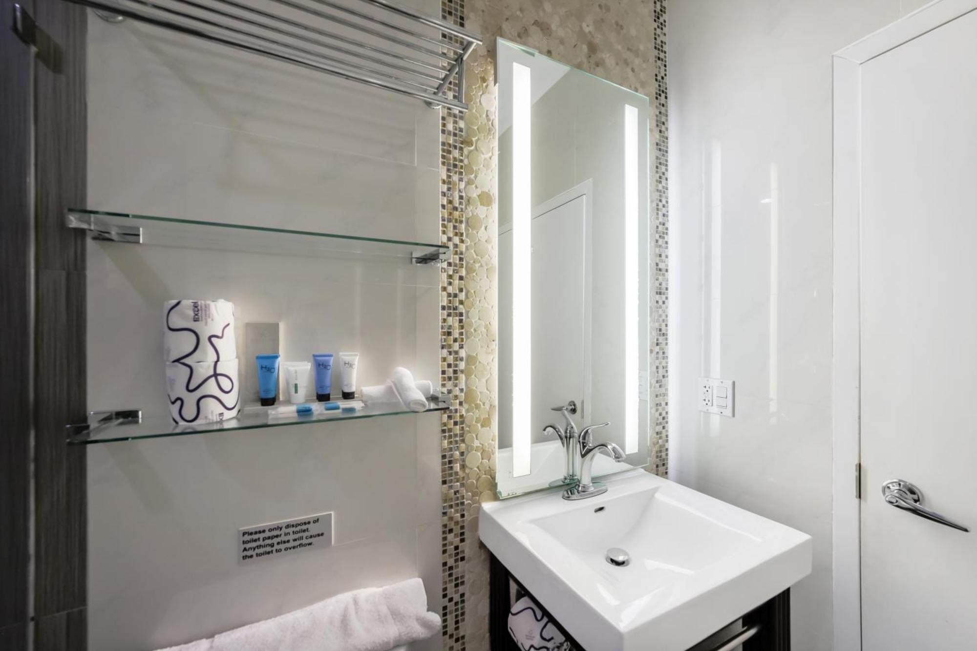 Deluxe King Room Self Check