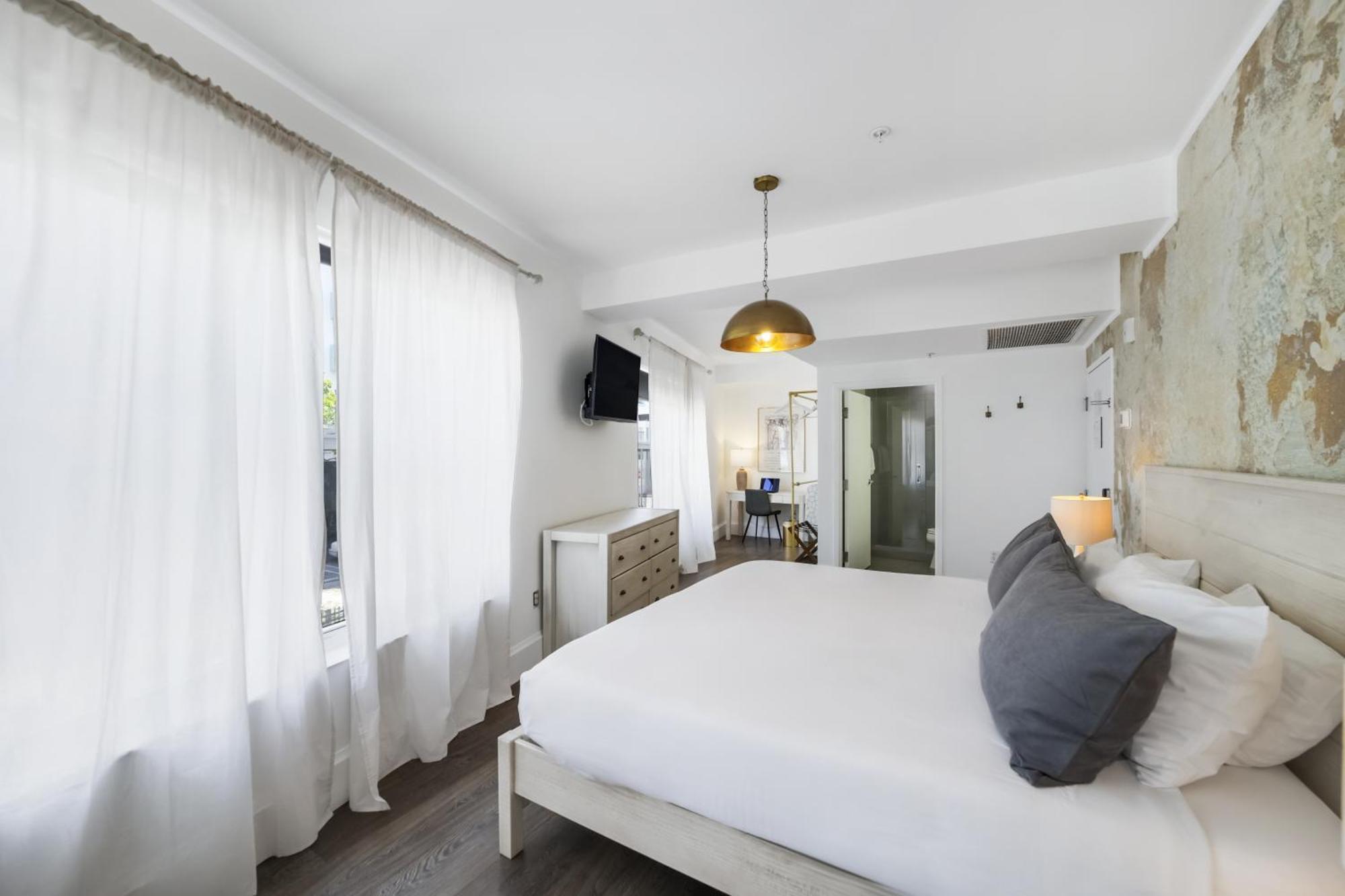 Deluxe King Room Self Check