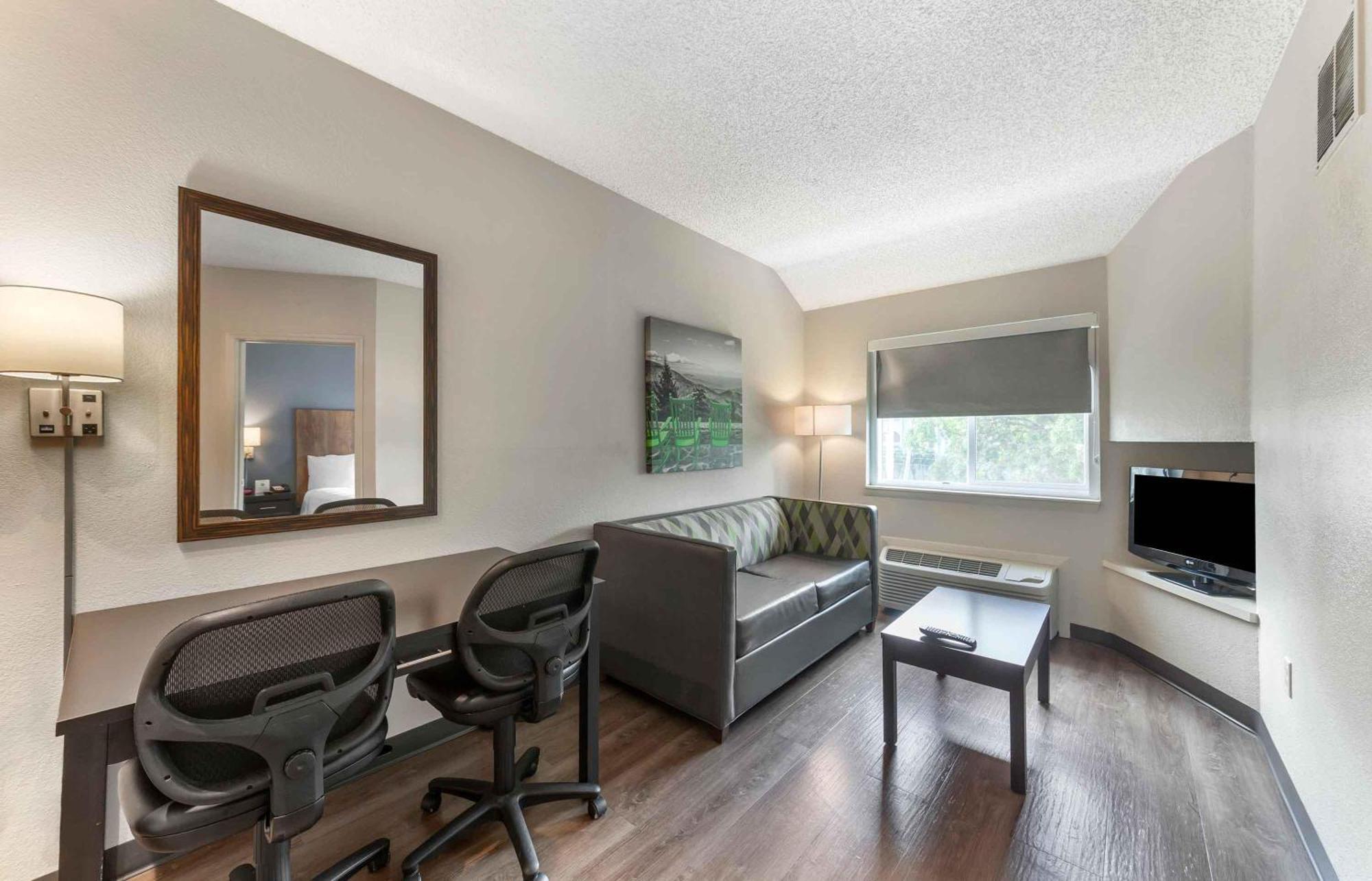 One Bedroom Suite 1 Queen Bed Non-Smoking