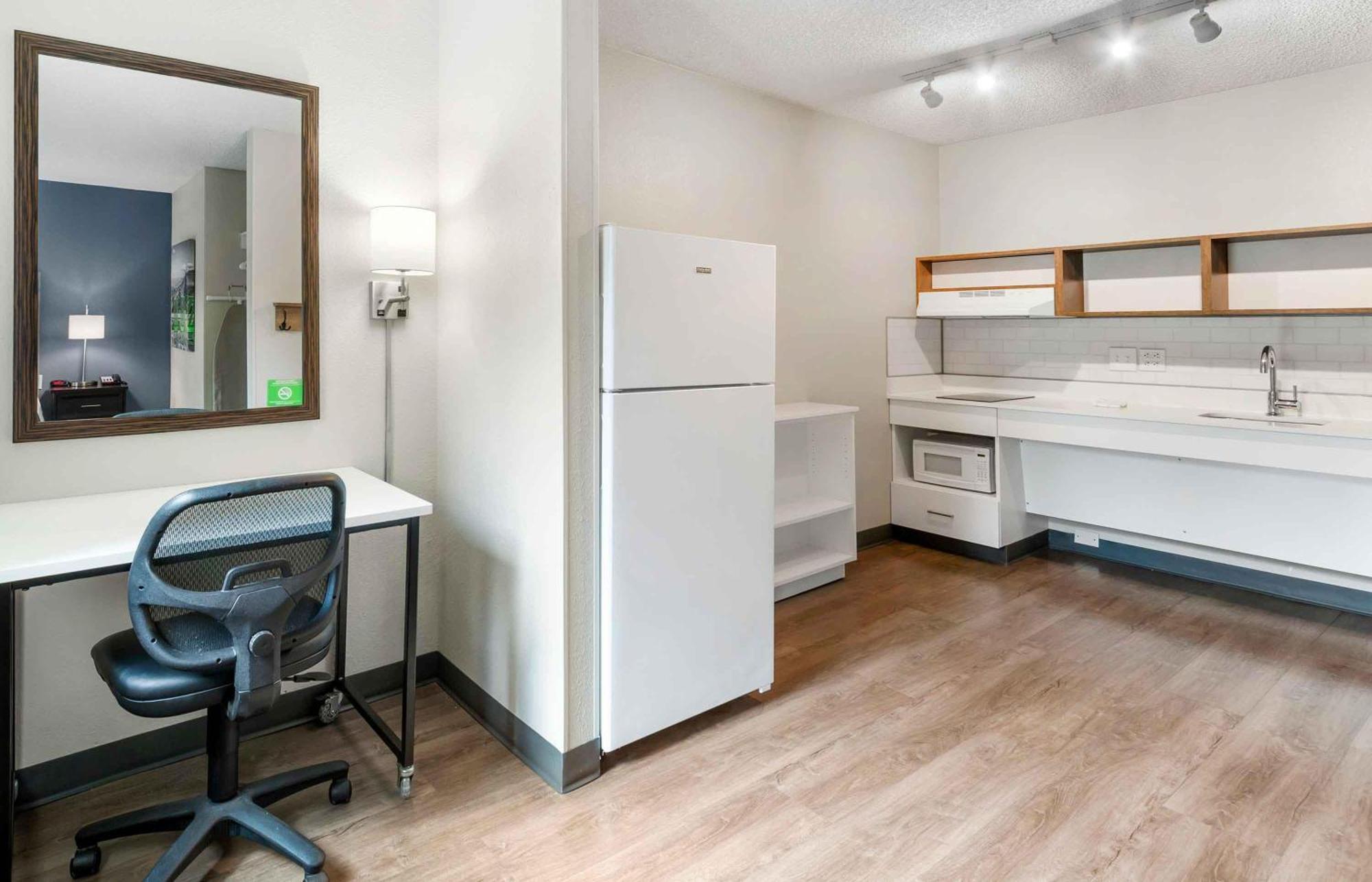 Queen studio 1 Queen Bed Disability Access or Non-Smoking