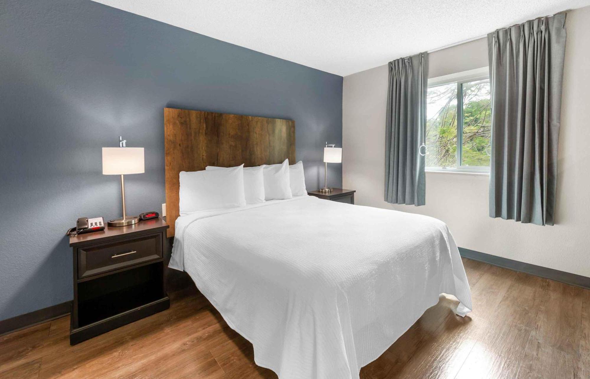 Deluxe Studio 1 Queen Bed Non-Smoking