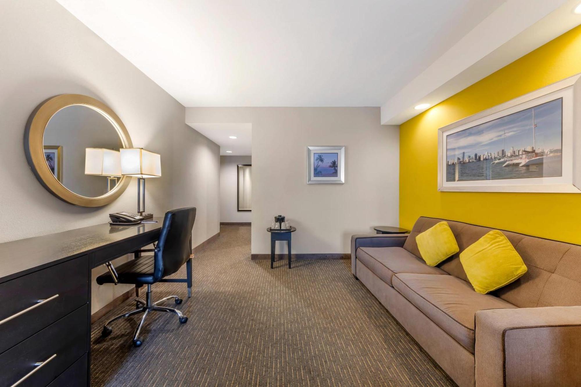 Queen Suite Disability Access or Non-Smoking