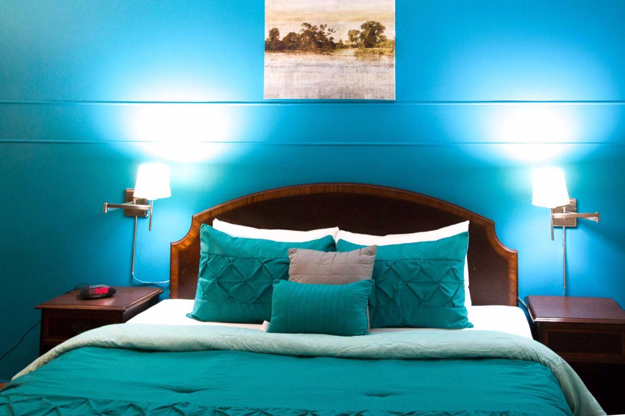 Zimmer mit Kingsize-Bett
