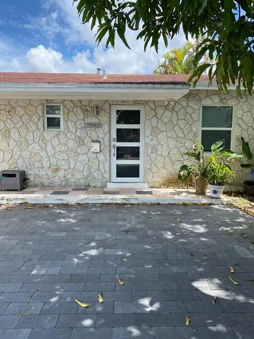 Quiet And Spacious Townhouse In Miami-1