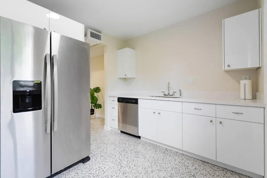 Gorgeous 2 Bedroom Residence Close To Miami Beach 6-1