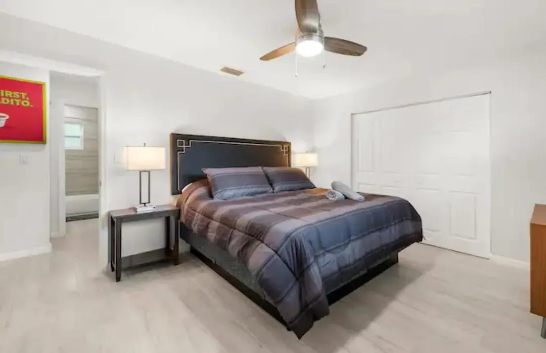 Gated 4 Bd 2 Bth Design District 10Min To Beach-1