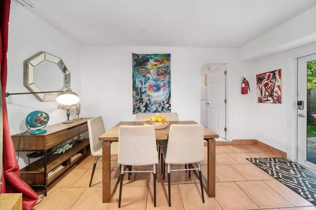 Miami Home With Garden, Parking. Close To The Bay-1