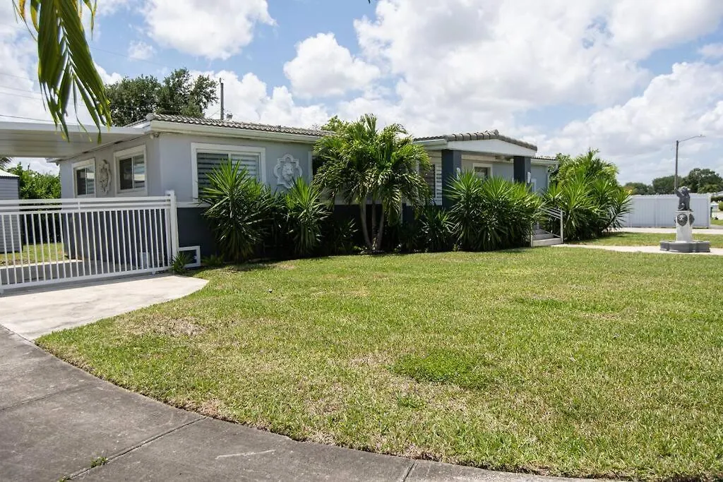 Sunny Miami Retreat, 4Br House With Private Pool, Family Friendly, Min From Airport & Beaches-1