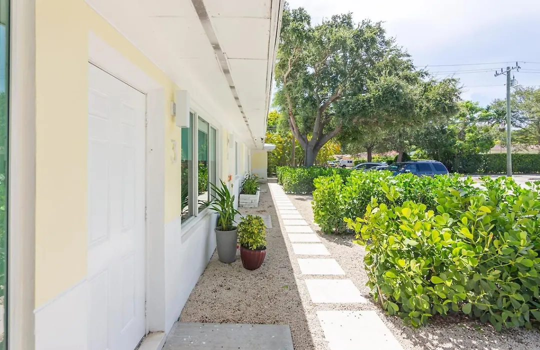 Newly Renovated Stylish Studio In El Portal #2-1