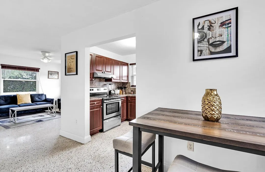 Authentic Two Bedroom Unit / Parking-1