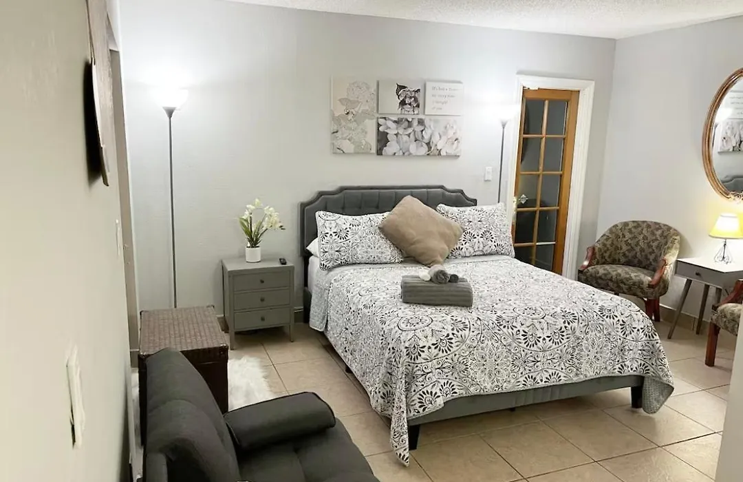 Amazing & Cozy Duplex Near Zoo Miami !-1
