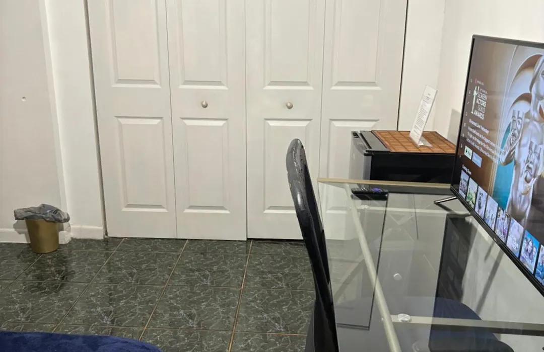 Snug Minimalist Full Bed With 50 Inch Smart Tv, Netflix, Airplay, Mini-Fridge, And 500 Mbps Wifi Near Fiu, Dolphin Mall, Airport-1