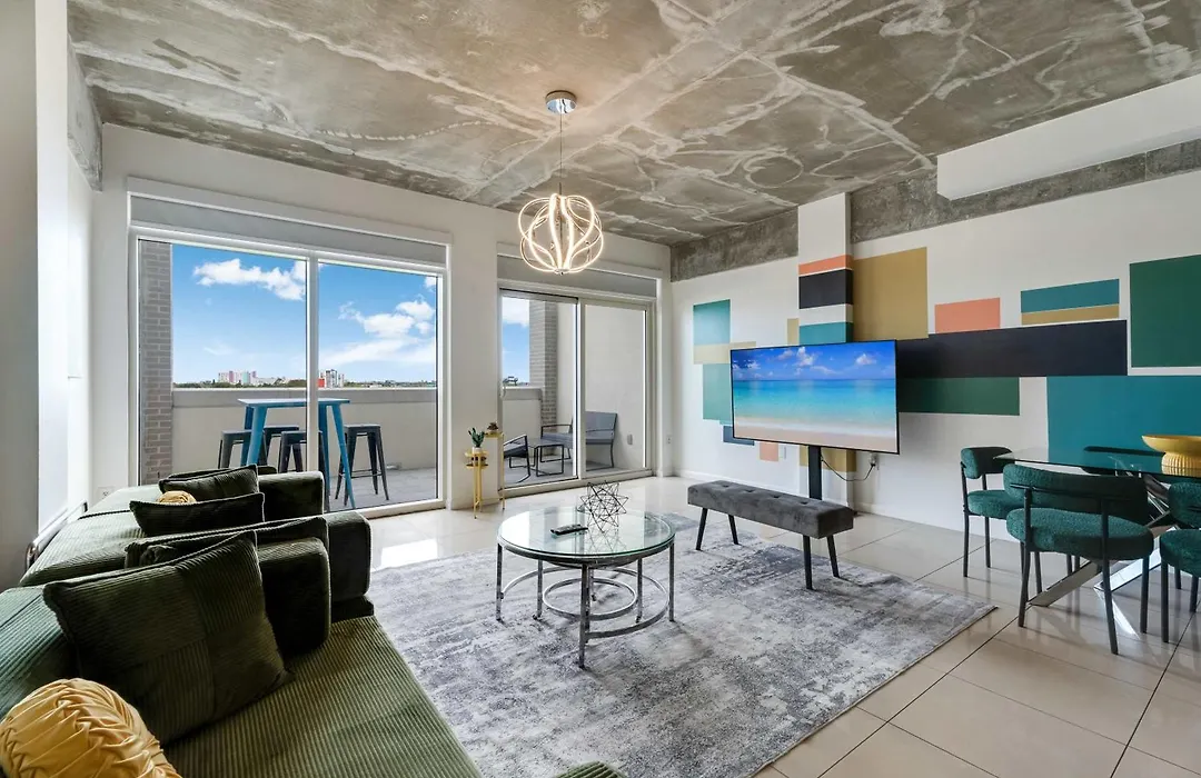 Hang Ten- Large Townhome Lux Amenities Parking-1