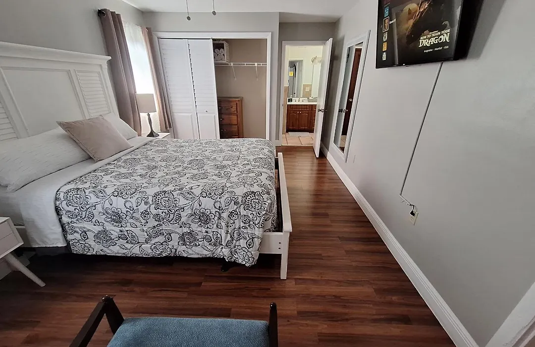 Private Room - Free Parking - Kendall Area-1