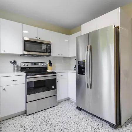 Gorgeous 2 Bedroom Residence Close To Miami Beach 6-2