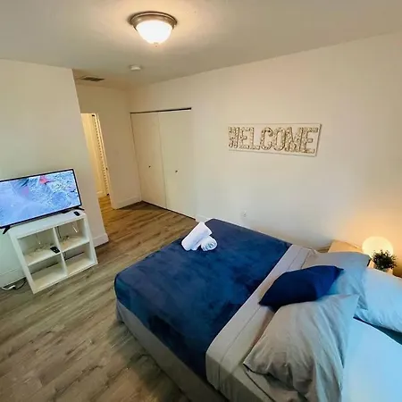 Design District Remodeled 3 Bedroom W Pool-2