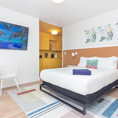 Stylish Studio Apartment In El Portal #1-2