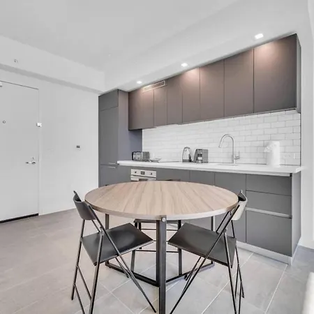 Modern 1 Bed Condo Across From Bayside In Downtown-3