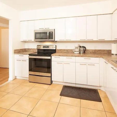 Modern 5 Bedroom Miami Home 15 Min To The Beach-3