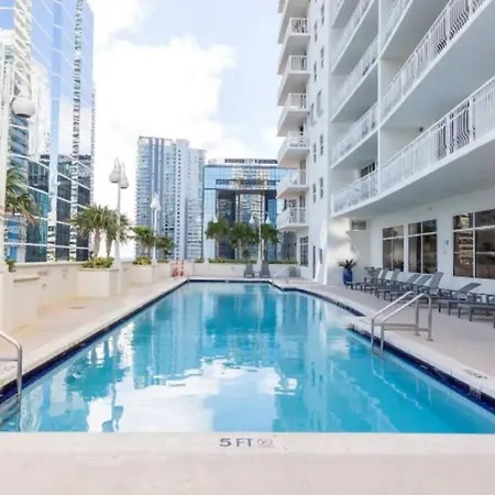 Newly-Renovated Corner 3Br Suite With Balcony And Pool-3