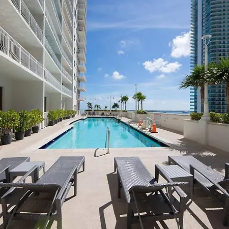 Superb Unit, Centrally Located With Parking-2