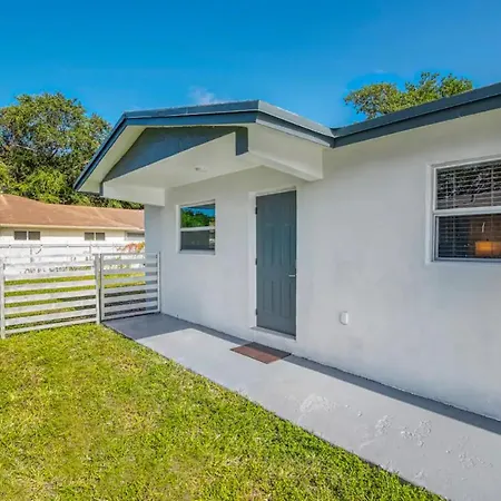 Gated 4 Bd 2 Bth Design District 10Min To Beach-3