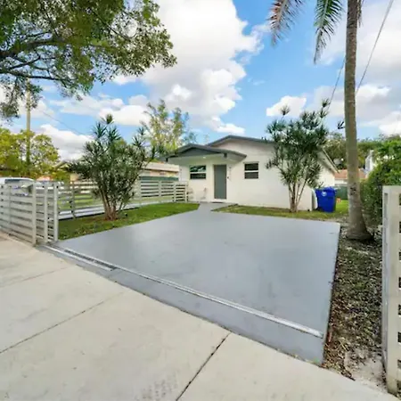 Gated 4 Bd 2 Bth Design District 10Min To Beach-2