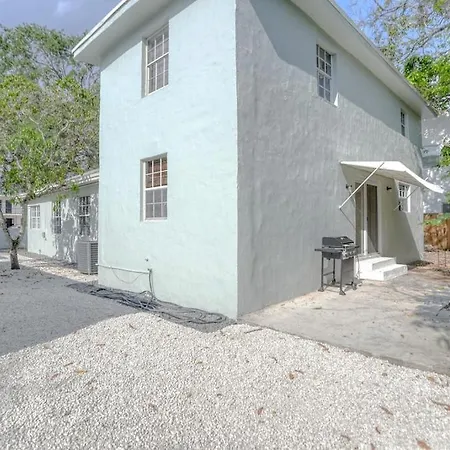 Retreat To A Stylish Wow Hotel Quality Two Story Upscale 4-2 In Historic Coconut Grove-3