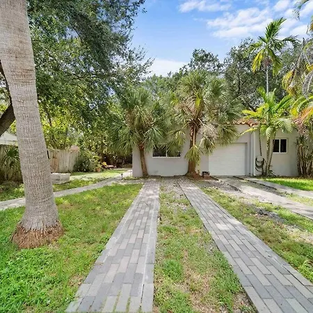 Miami Home With Garden, Parking. Close To The Bay-3