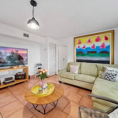 Miami Home With Garden, Parking. Close To The Bay-2