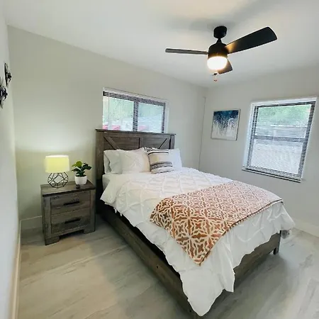 Retreat Near Kaseya Center Calle Ocho Downtown Miami Beaches-3