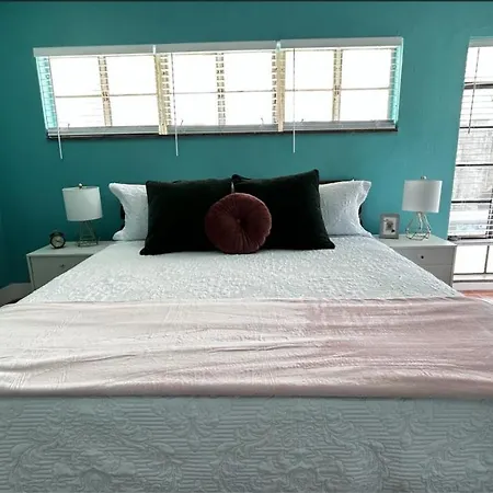 Sunny Little Havana Retreat-2