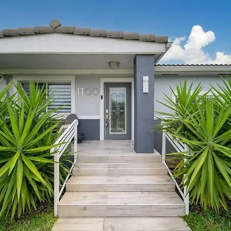 Sunny Miami Retreat, 4Br House With Private Pool, Family Friendly, Min From Airport & Beaches-3