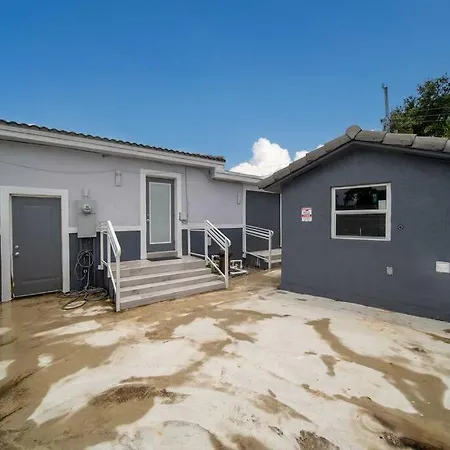 Sunny Miami Retreat, 4Br House With Private Pool, Family Friendly, Min From Airport & Beaches-2