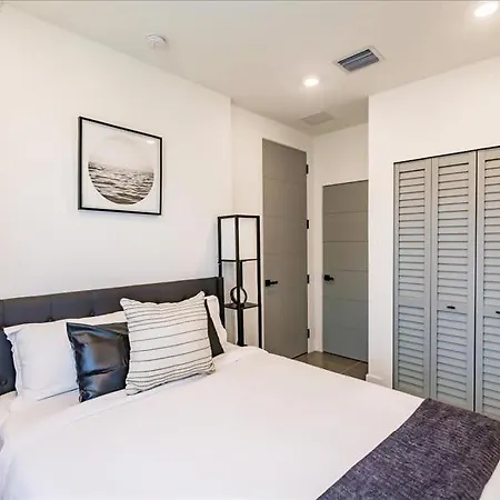 Versailles Villa 1 - Luxurious And Modern Townhome-3