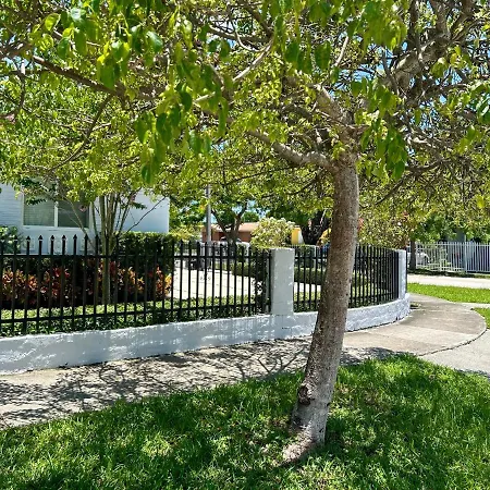 Main House 3 Bed 2 Bath & Guest House 1 Bed 1 Bath-2