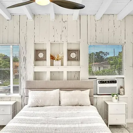 New Year And Holiday Charming Miami Riverfront Stay!-2