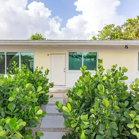 Stylish Studio Apartment In El Portal #1-3