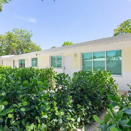 Newly Renovated Stylish Studio In El Portal #2-2