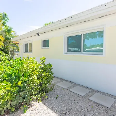 Newly Renovated Stylish Studio In El Portal #2-3