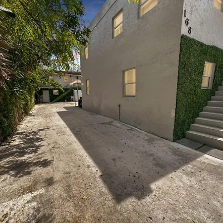 Vacay Spot Wynwood Fun 8 To 28 Guests 4 Kitchens 2 Bbq, Patio Vibes, Prime Loc! 6 Blocks Away From Bars, Nite Clubs, Res, Shops-2