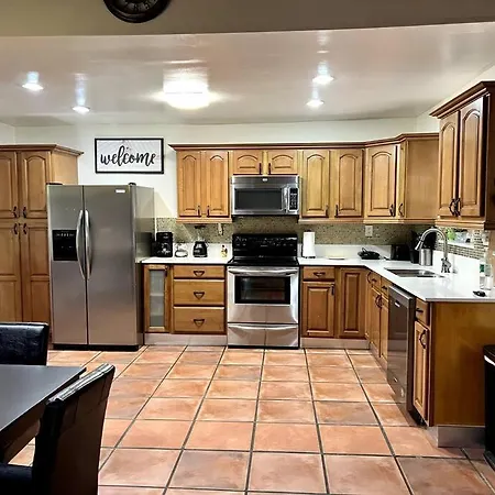 Adorable 2-Bedroom House With Free Parking-2