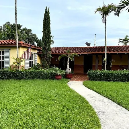 Adorable 2-Bedroom House With Free Parking-3
