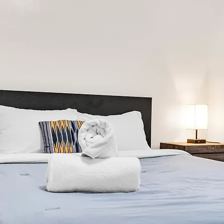 Authentic Two Bedroom Unit / Parking-3