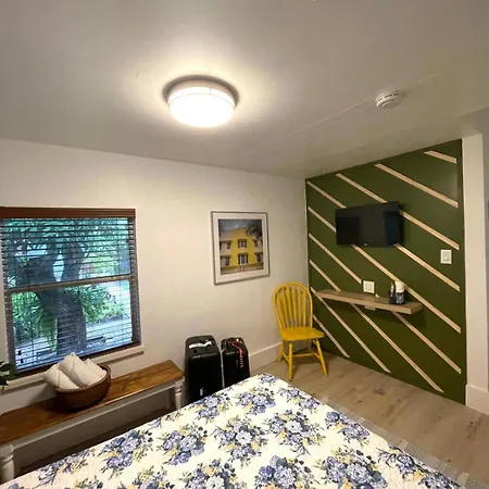 Cozy Room In The Heart Of Little Havana-2